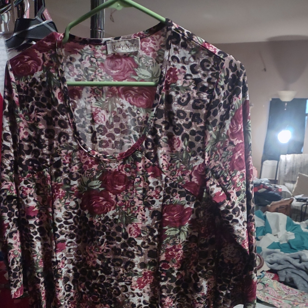 Baby Doll Floral ShirtPrint  Lady Noie Demensions are arm pit to arm pit 17"x32"